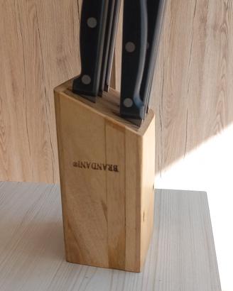 ceppo in legno con 6 coltelli da cucina