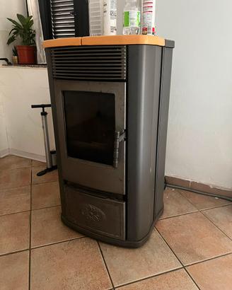 Stufa termoelettrica con termosifoni e scaldabagno