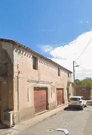 Locale commerciale con giardino