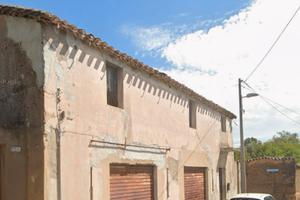 Locale commerciale con giardino