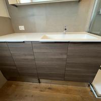 Mobile bagno con lavabo e specchiera con luce