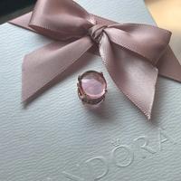 Pandora Charm con pietra cabochon ovale rosa