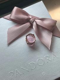 Pandora Charm con pietra cabochon ovale rosa