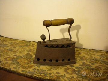 Antico ferro da stiro a braci.