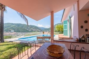 Villa con piacina. Vicino a Golf club. Palestra