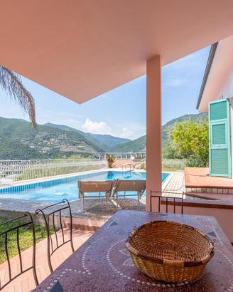 Villa con piacina. Vicino a Golf club. Palestra