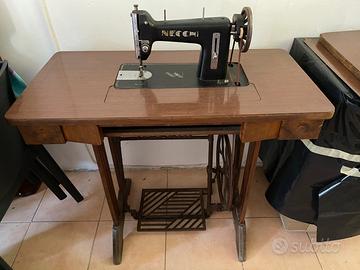 Macchina da cucire Necchi vintage