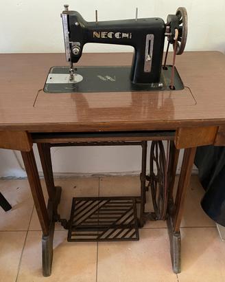 Macchina da cucire Necchi vintage
