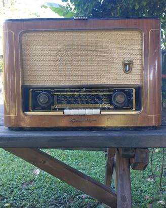Radio vintage con giradischi