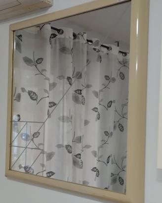 specchio quadrato con disegno geometrico 