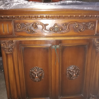 Mobile ante è cassetto in stile con fregi e leoni