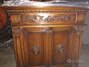 Mobile ante è cassetto in stile con fregi e leoni