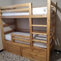 letto a castello con 2 cassettoni e scala in abete