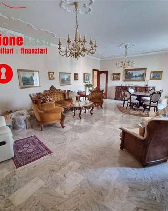 Appartamento di 195 m² con 4 locali e box auto a N