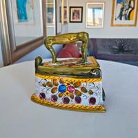 Ferro da stiro decorativo in ceramica di Deruta