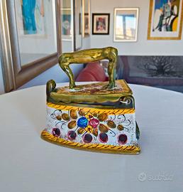 Ferro da stiro decorativo in ceramica di Deruta