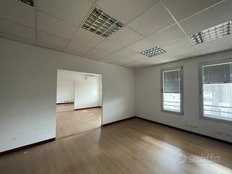 Capannone con baie carico e scarico