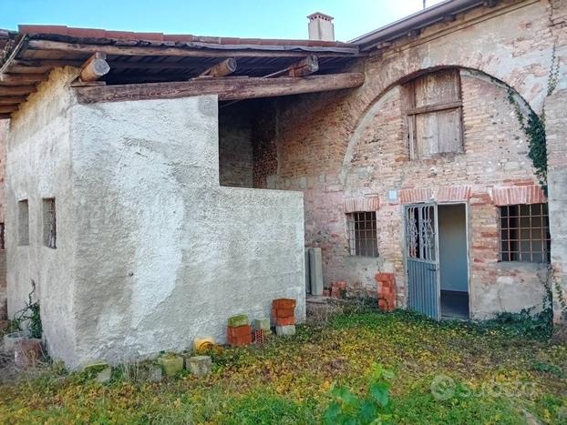 GRANDE CASCINA DA RISTRUTTURARE IN CENTRO AL PAESE