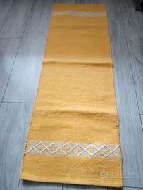 Tappeto lungo giallo