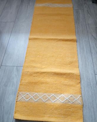 Tappeto lungo giallo