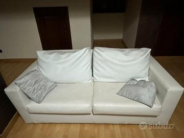 divano in semi pelle bianco con cuscini 