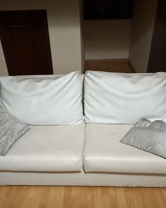 divano in semi pelle bianco con cuscini 