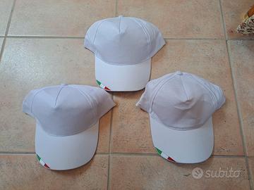 3 cappelli bianchi con visiera