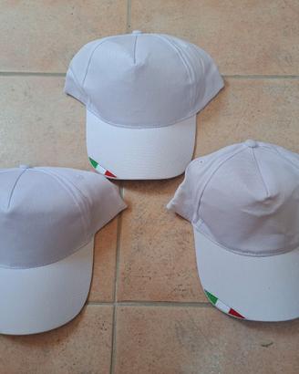 3 cappelli bianchi con visiera