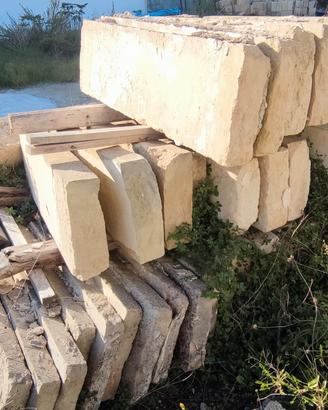 Basoli e travi in pietra leccese