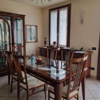 vetrinette in cristallo con tavolo e sedie