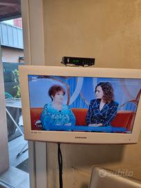 TV Samsung 22 pollici bianca.+ decoder