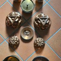 12 stampi vari in rame o ottone