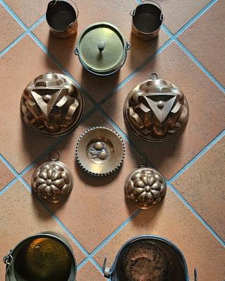 12 stampi vari in rame o ottone