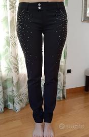 PANTALONI NERI CON DECORAZIONI METALLICHE