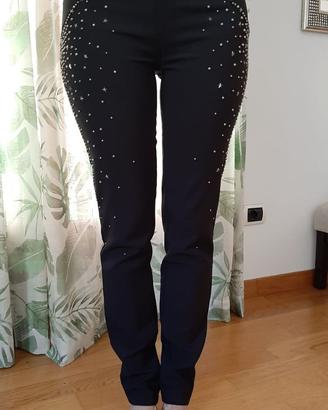 PANTALONI NERI CON DECORAZIONI METALLICHE