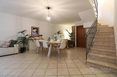 VILLA A SCHIERA A QUARTUCCIU