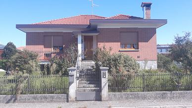 Villa con ampio giardino e seminterrato