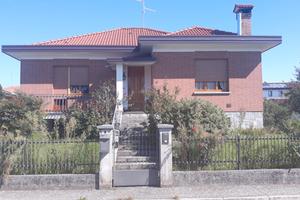 Villa con ampio giardino e seminterrato