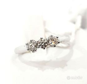Anello Trilogy 6 griffe Oro Bianco 18 kt Diamanti