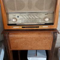 Radio a valvole con mobile vintage 
