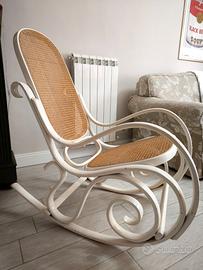 Dondolo in legno e rattan