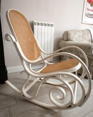 Dondolo in legno e rattan