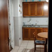 Cucina in legno massello e piano di marmo