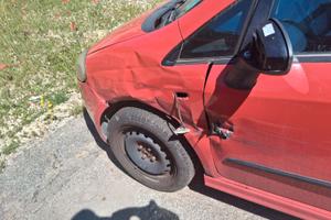 FIAT PUNTO ROSSA CON GUIDA A DESTRA