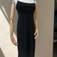 Abito nero con spalline sottili