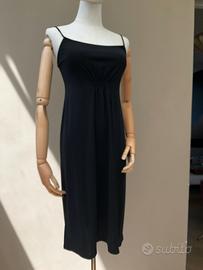 Abito nero con spalline sottili