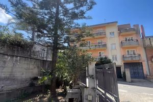 Appartamento di 162 mq con garage, cantina e terra
