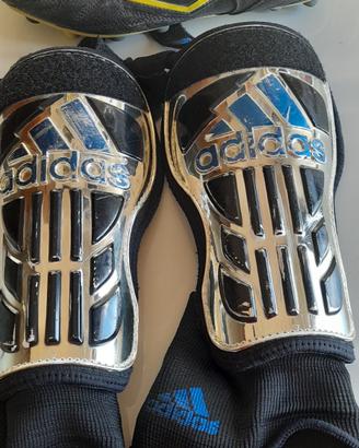 Scarpe da calcio Umbro e parastinchi Adidas