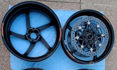 Ricambi racing Panigale V4 fino al 24