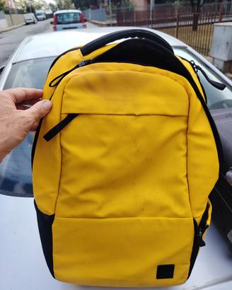 Zaino Go Carpisa giallo porta PC con presa USB